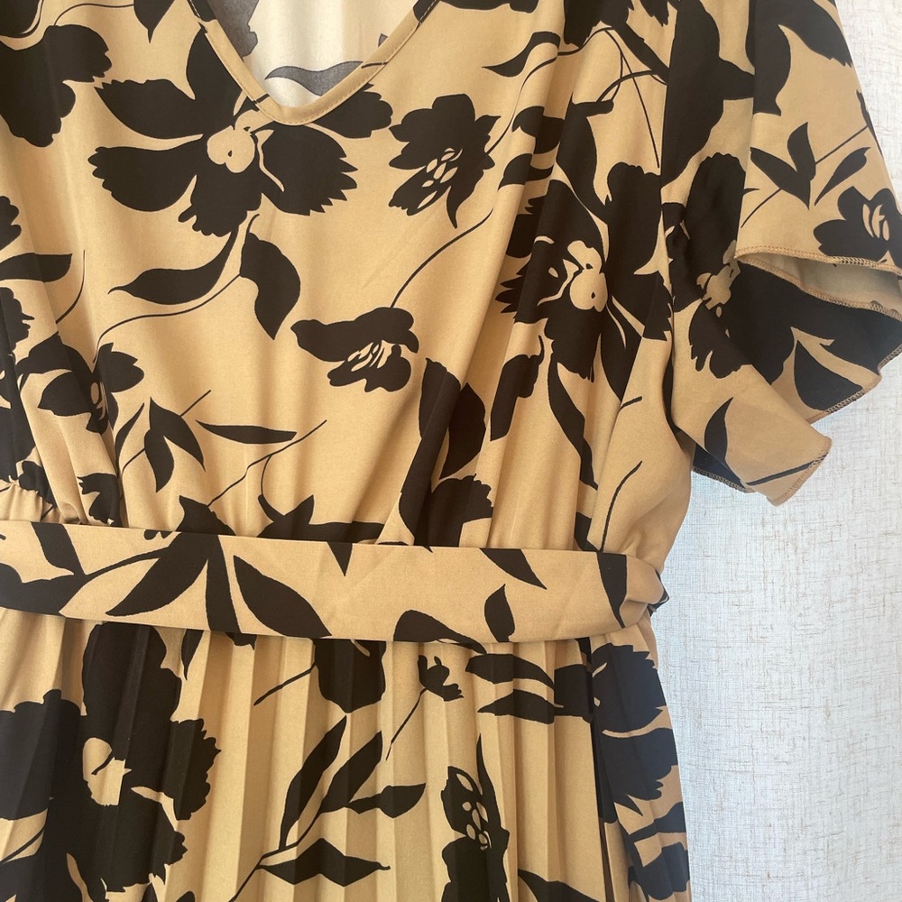 Women’s flowered tie waist dress with pleats